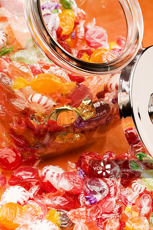 罐子和糖果堆图片素材