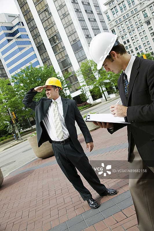 两位戴着安全帽的商人图片素材