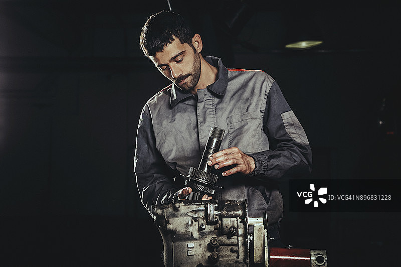 修理自动变速器的技工图片素材