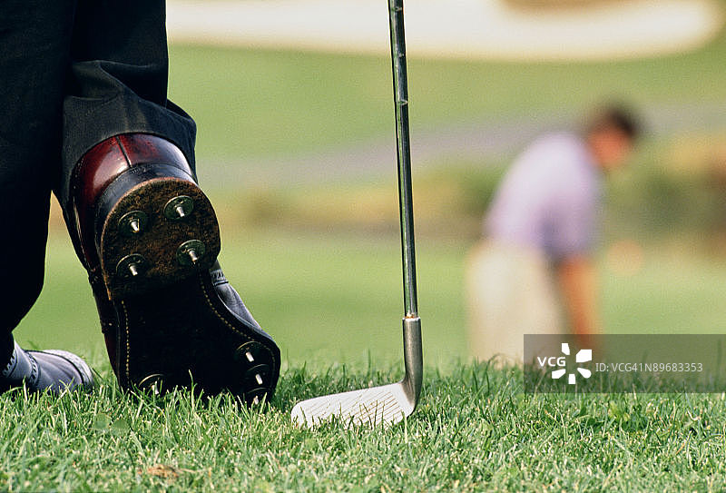 男士高尔夫球鞋和高尔夫球杆图片素材