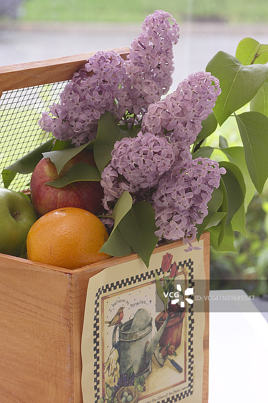 带鲜花的水果盒图片素材