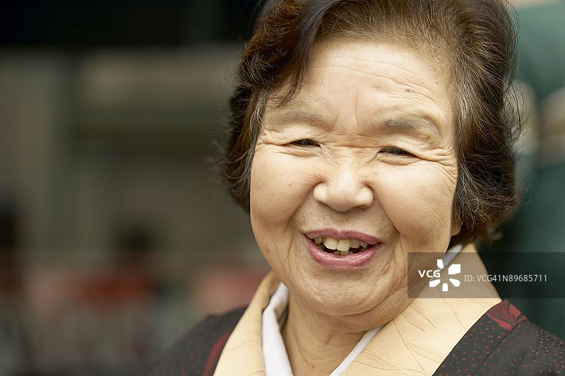 日本微笑女性的户外肖像图片素材