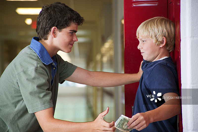 学生欺凌弱小图片素材