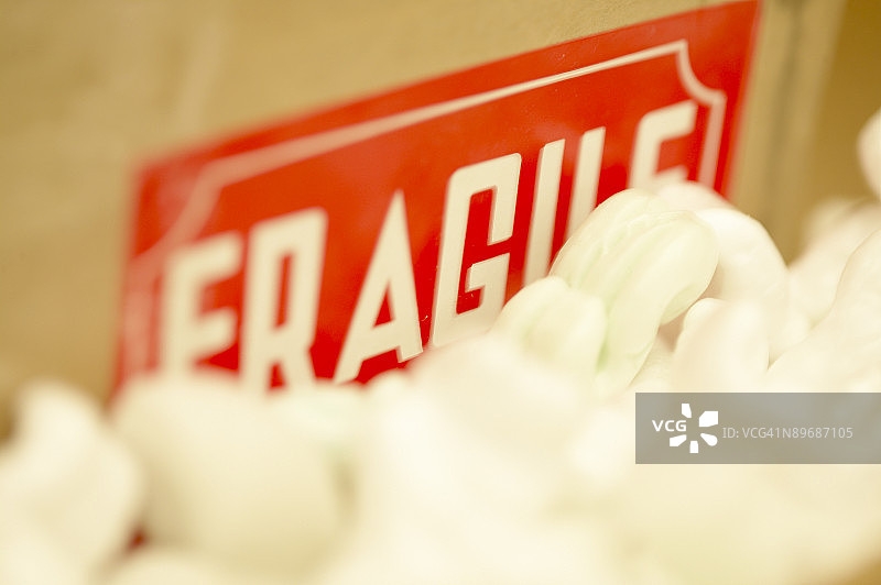 标有易碎标志且装有泡沫颗粒的盒子图片素材