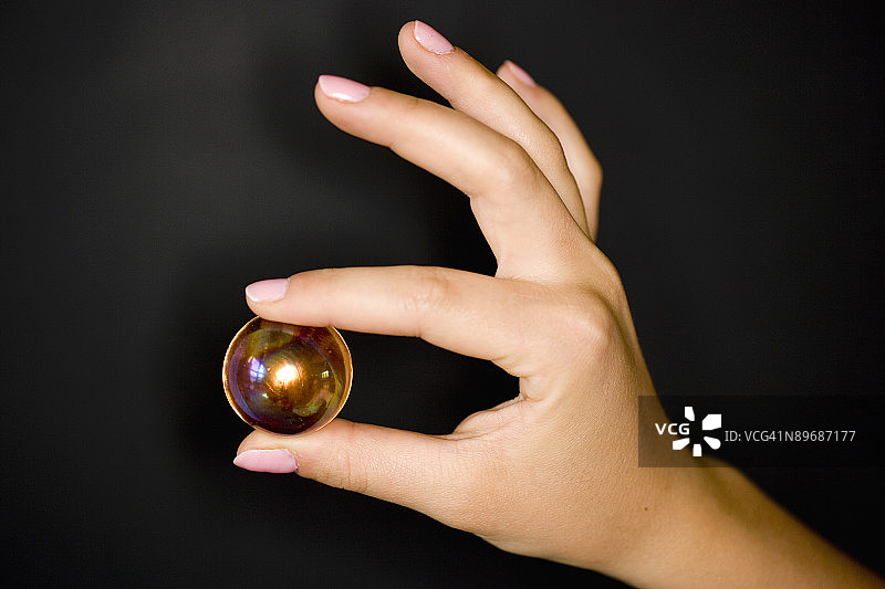 手持橙色小球的人图片素材