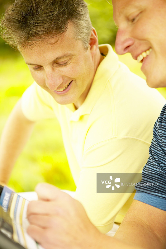 男人在记录高尔夫分数图片素材