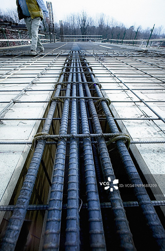 建筑工人在建筑物上行走图片素材