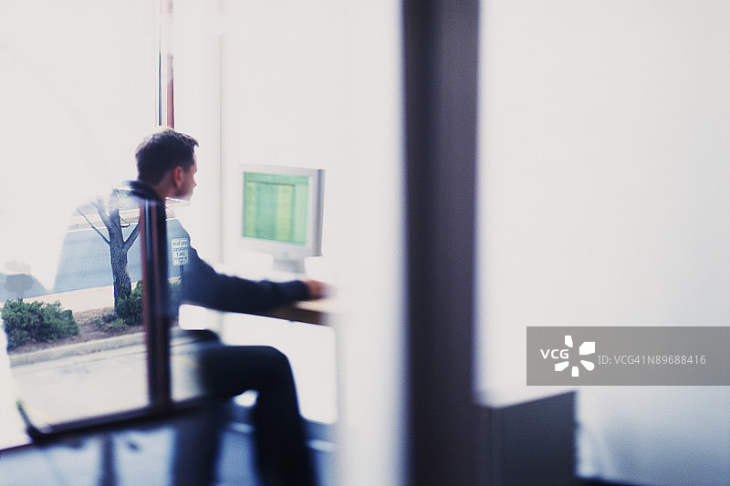 在办公室使用电脑的商人图片素材