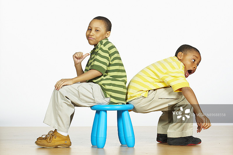 两个男孩坐在椅子上图片素材