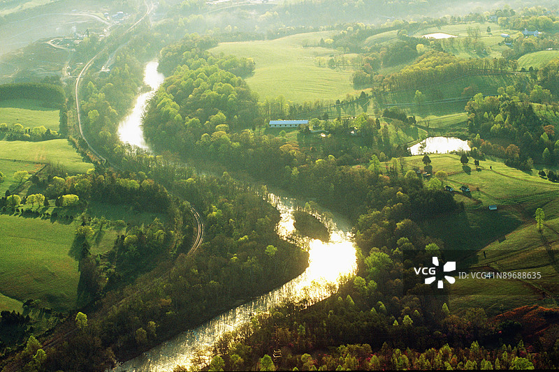 宁静山谷中的河流图片素材