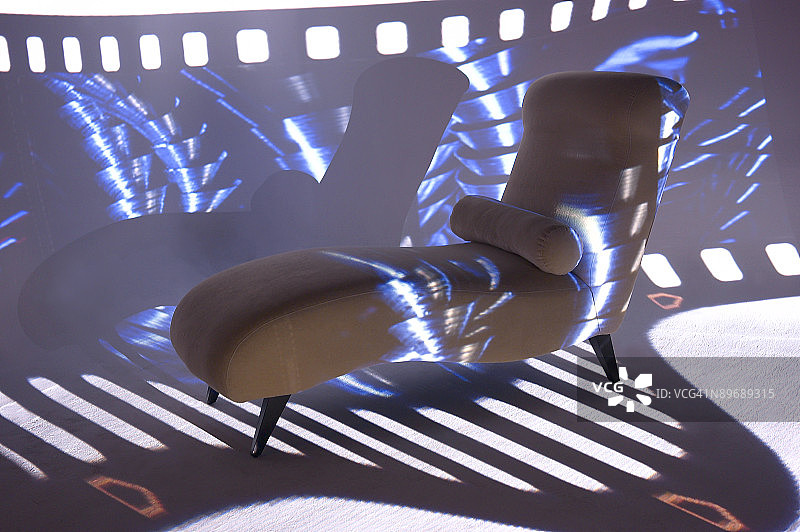 在长沙发上播放电影图片素材