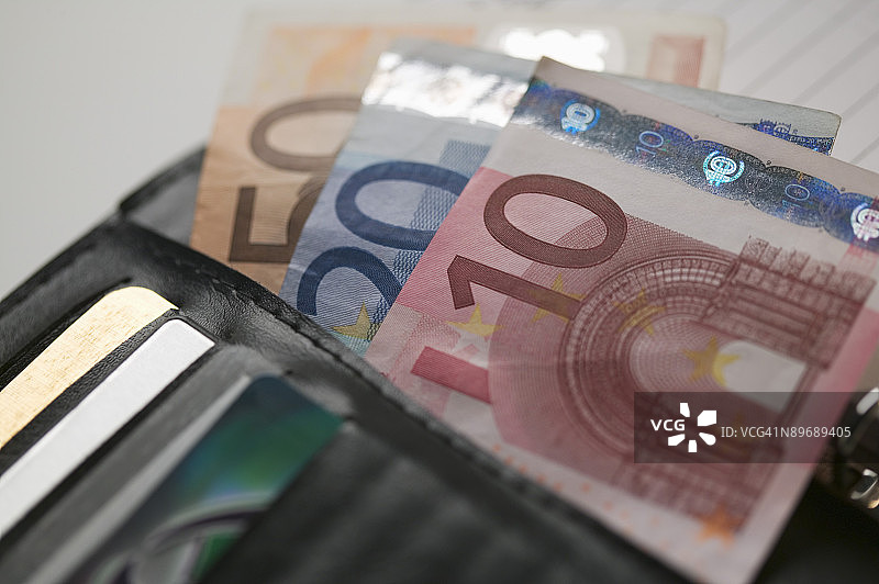 装有欧元的钱包图片素材