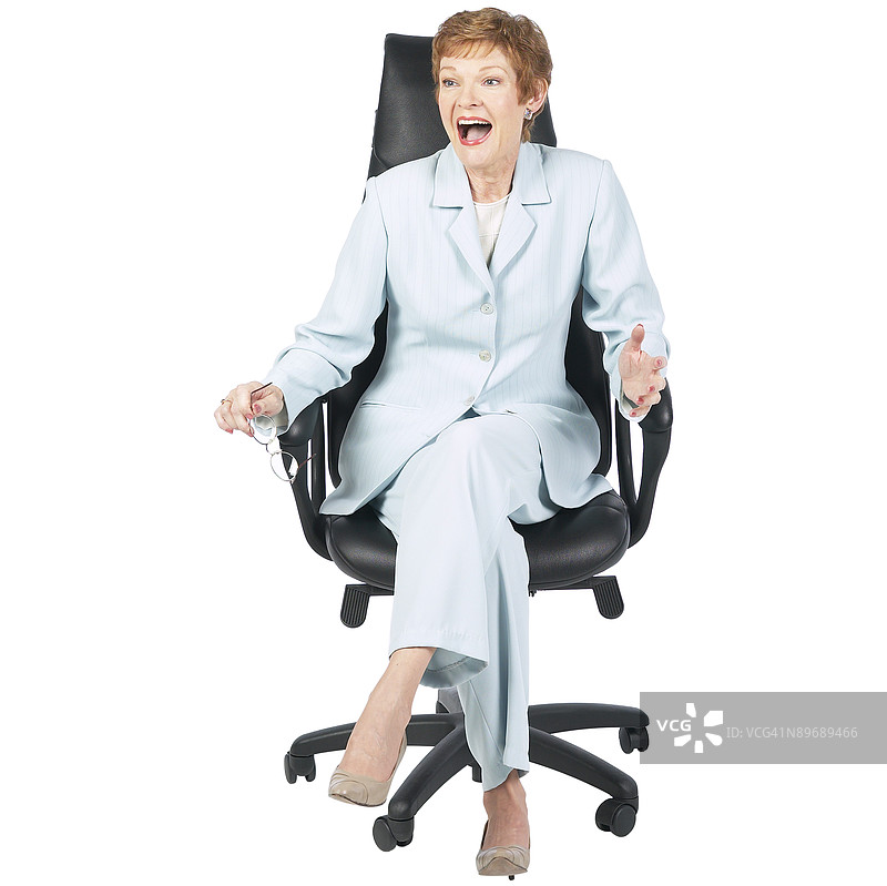 坐在椅子上的女人图片素材