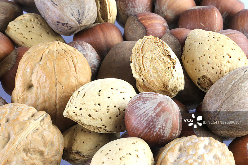 混合坚果拼盘：核桃、榛子、山核桃和杏仁图片素材