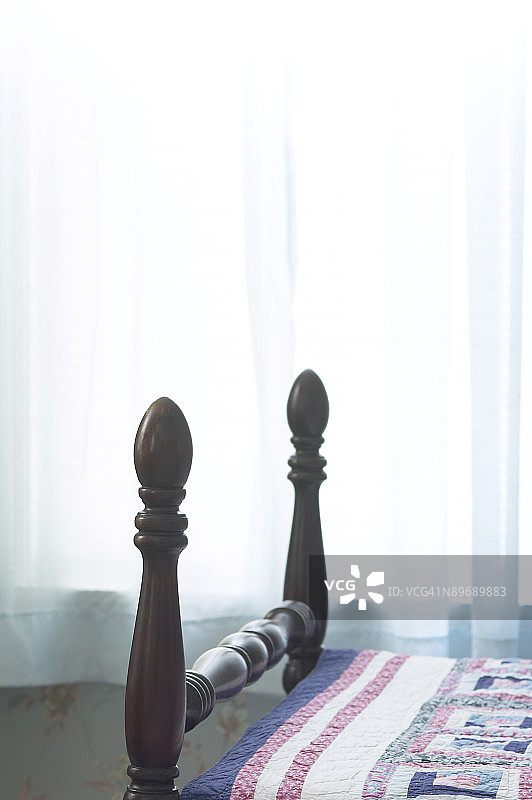 窗边的老式床图片素材