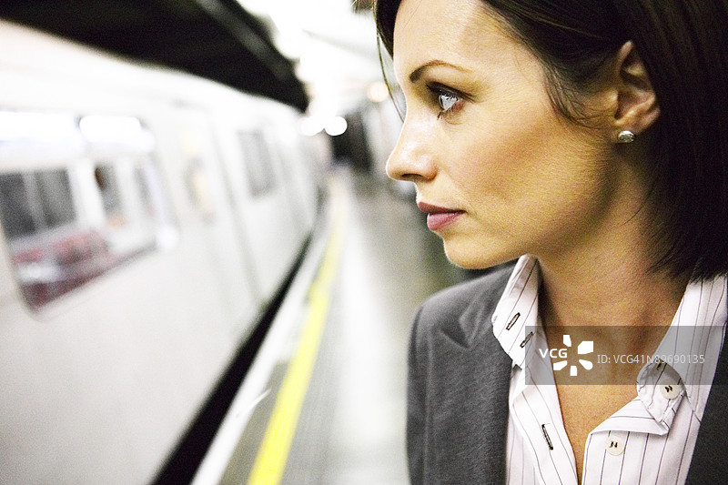 女商人在地铁站台上等候图片素材