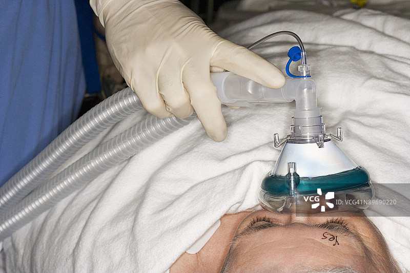 手术台上使用呼吸机的病人图片素材
