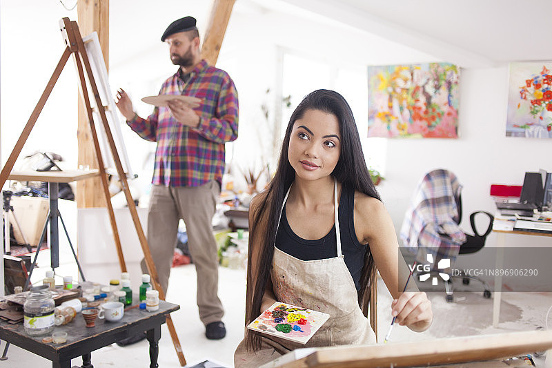 在工作室绘画的画家图片素材