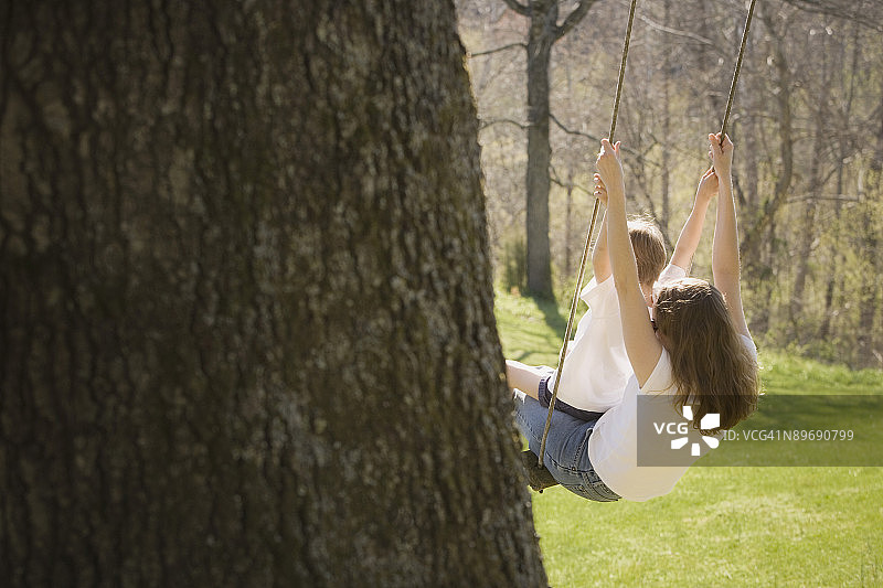 荡秋千的母子图片素材