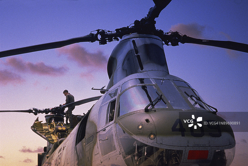 在军用直升机上的男人图片素材