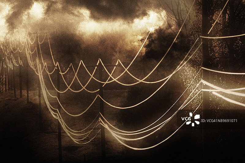 乌云密布天空下的电话线图片素材