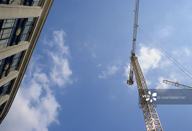 蓝天下建筑施工起重机图片素材