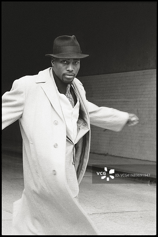 穿着风衣和戴帽子的男人图片素材