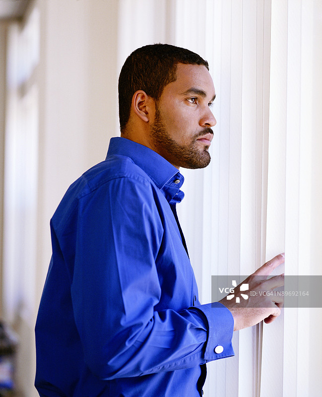 男人望着窗外图片素材