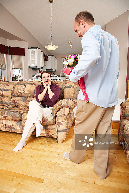 男人给女人送花束惊喜图片素材