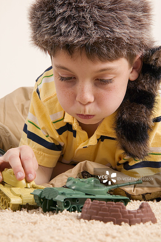 玩玩具的男孩图片素材