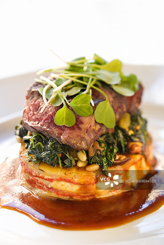 神户牛肉、皮基洛辣椒和菠菜配酱汁图片素材