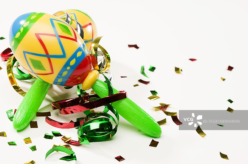 沙球和五彩纸屑图片素材