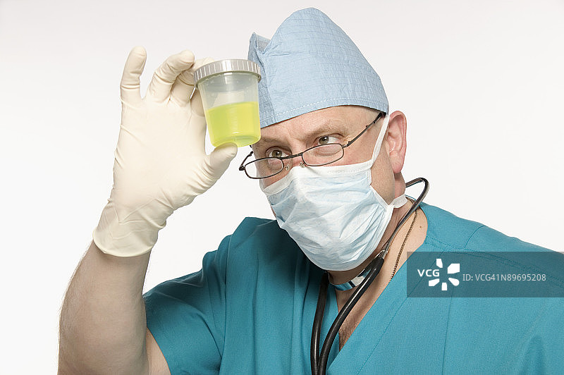 医生查看样本杯图片素材