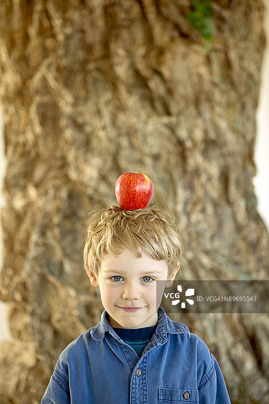 头顶苹果的男孩图片素材