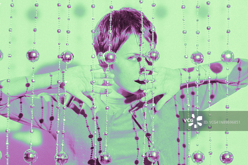 女人拉开珠帘图片素材