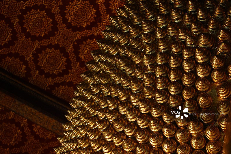 佛寺上的金色锥形图案图片素材