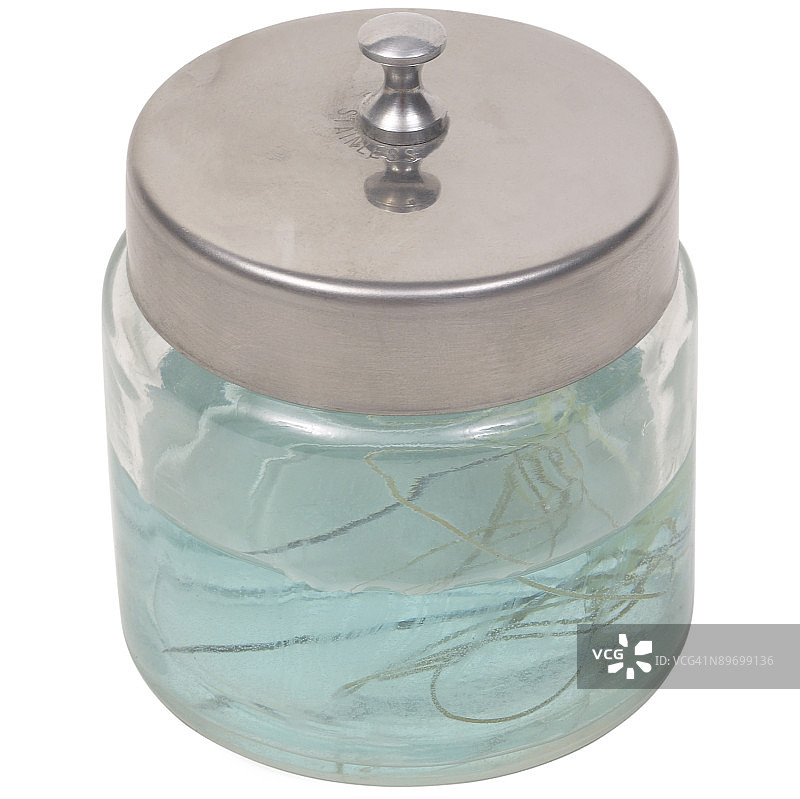 玻璃罐L2中的缝合线和防腐溶液图片素材