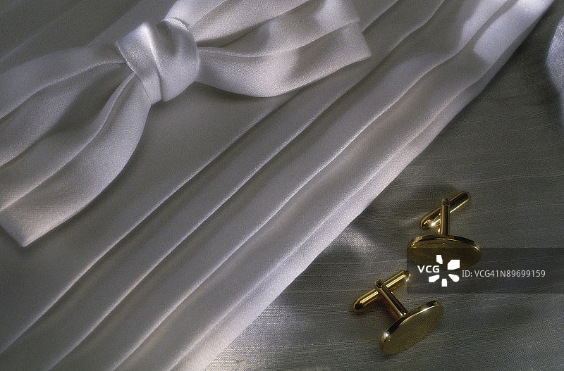 袖扣、礼服衬衫和领带特写图片素材