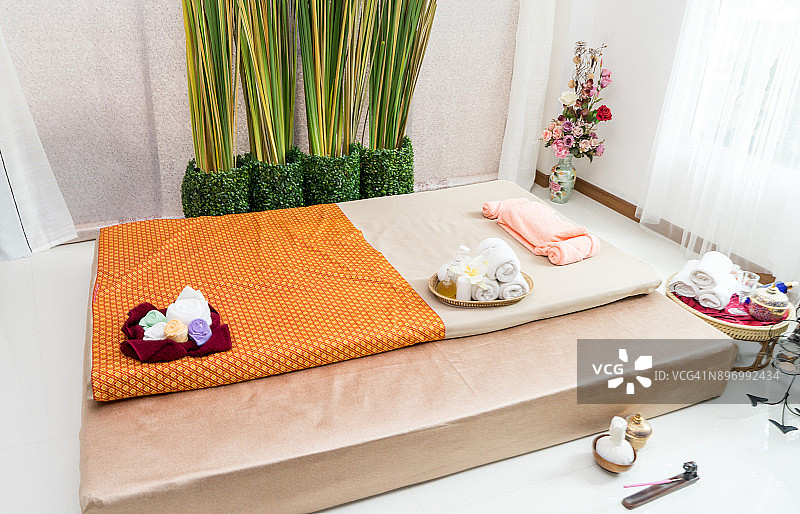 空荡的泰式水疗按摩床和设备图片素材
