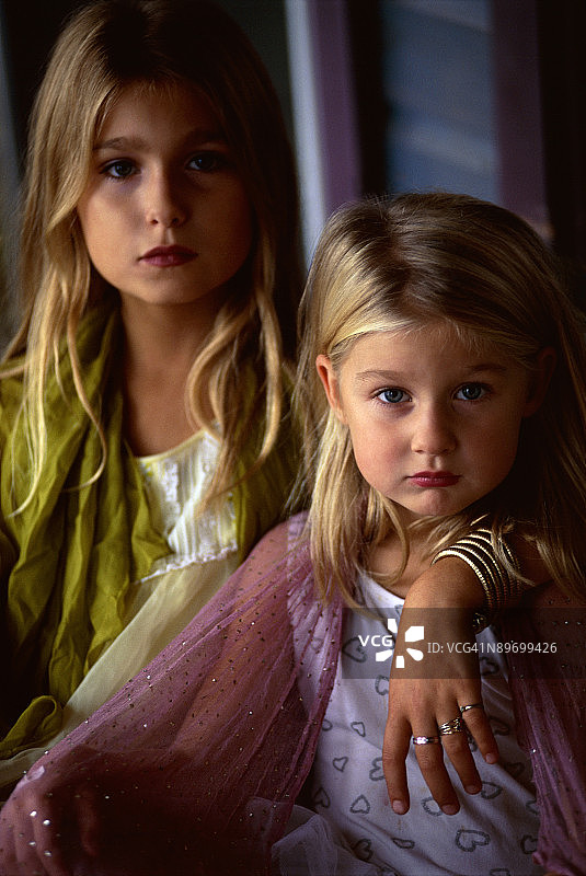 迷人的姐妹肖像图片素材