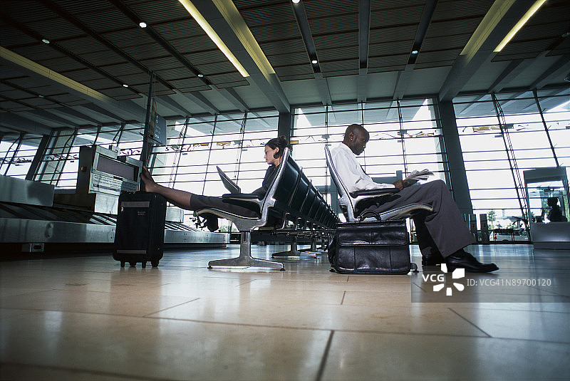 商务人士在机场航站楼等候图片素材