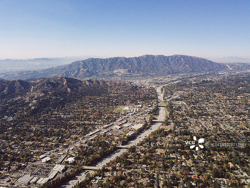 山脉环绕的社区航拍图片素材