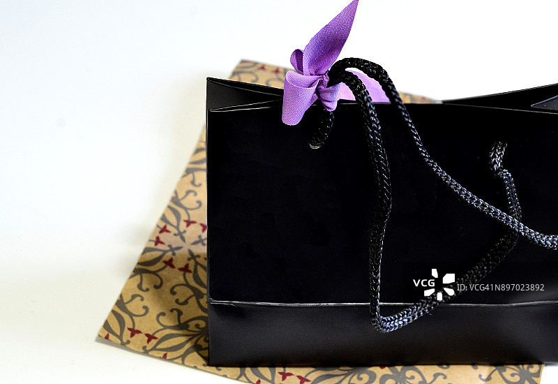 黑色礼品袋与淡紫色蝴蝶结图片素材