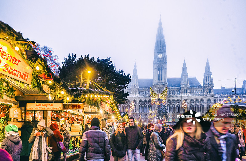 市政厅广场的圣诞市场图片素材