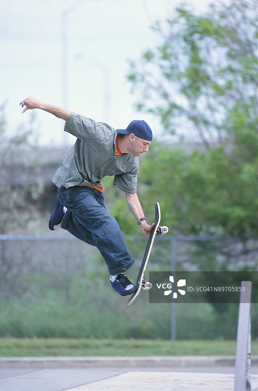 滑板运动员在表演技巧图片素材