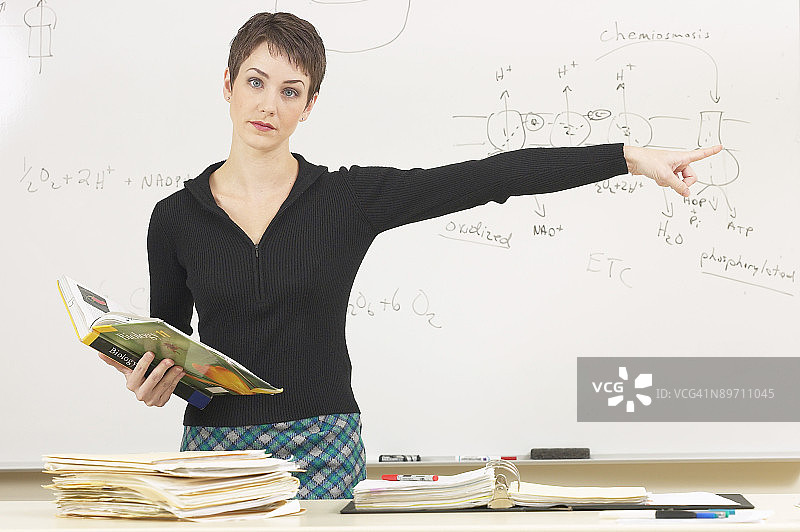 指向远方的科学老师图片素材