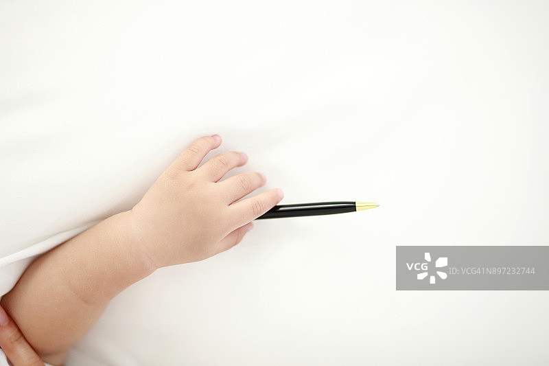 宝宝的小手握着笔图片素材