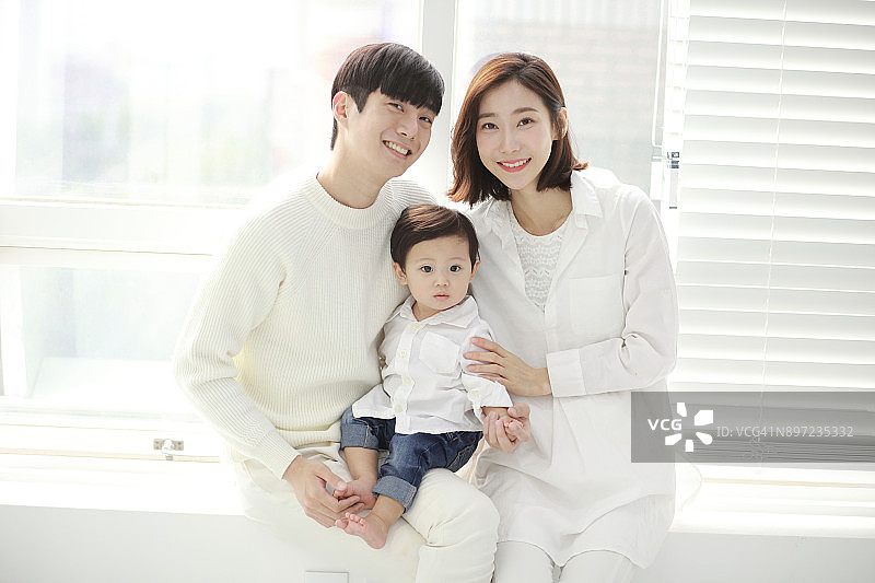 年轻家庭和男婴肖像图片素材