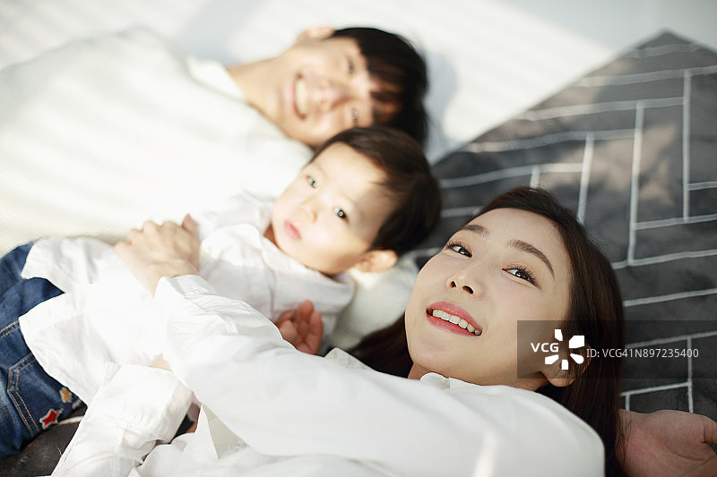 一家人躺在地板上的合影图片素材