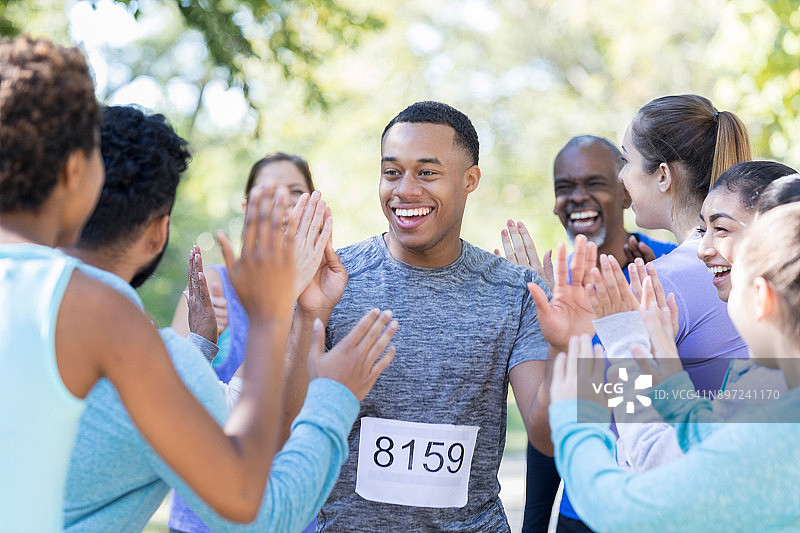 年轻男子赛后与人击掌庆祝图片素材